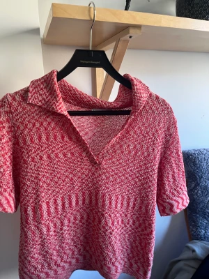 Mango topp - Jättefin unik topp från mango. Passar perfekt till både vardag och fest. Finns inte kvar på hemsidan då den är köpt för 2 år sen. Men sparsamt använd.  