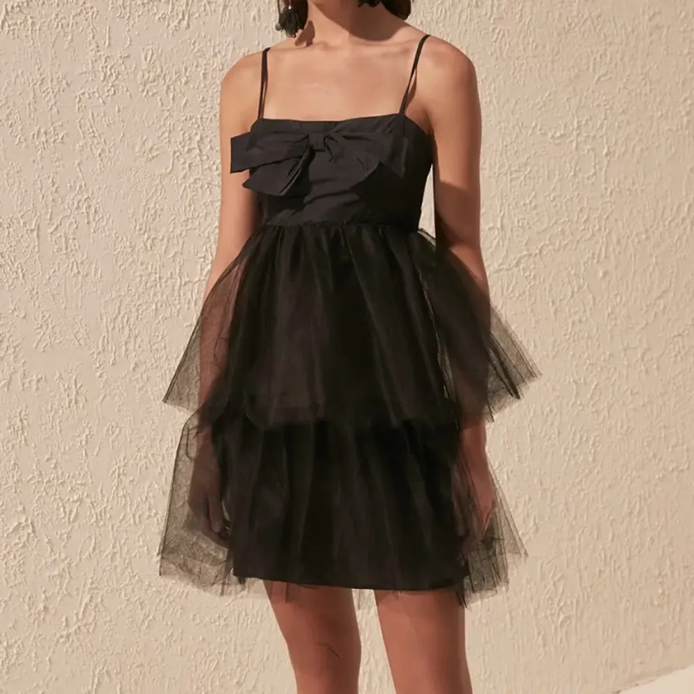 En snygg svart klänning som jag endast använt en gång. Är en cocktailklänning så passar bra till olika stunder såsom studentskivor eller liknande. Jag använde denna på en studentskiva med röda mattan tema☺️. Klänningar.