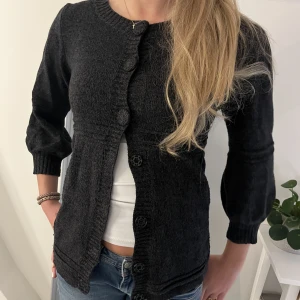 Stickad kofta✨✨ - Snygg mörkgrå stickad kofta💕