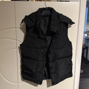 Väst - Super fin väst till hösten, bra skick och använd få gånger💕