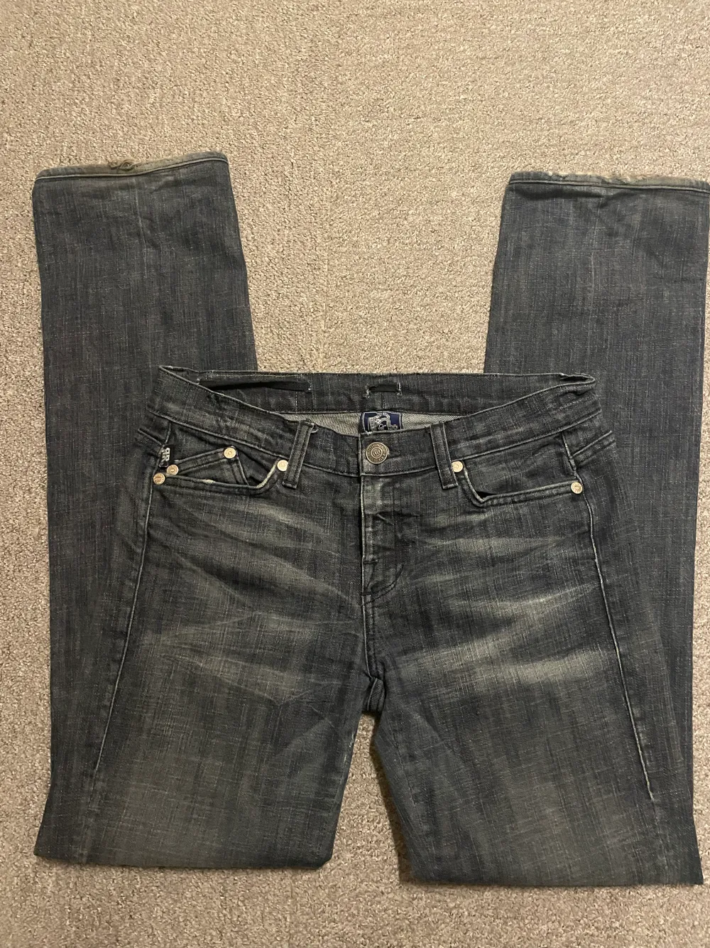 Lågmidjade Victoria Becham jeans i en jättefin mörkblå färg. Köpte här på plick men de kommer inte till användning, litet hål mellan benet (sys ihop jättelätt) och de är lite slitna därav priset. . Jeans & Byxor.