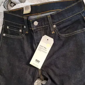 Levi's Slim taper W29 L30 (Levi's Flex) (Oanvända) pris lap och size finns kvar på byxorna.