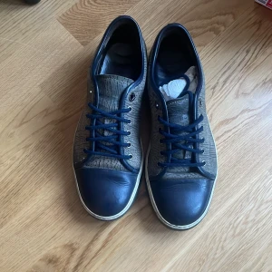 Lanvin - 9/10  använd 4 gngr  Storlek 41 passar 39-43 Marinblå och beige reptile  Nypris 4400