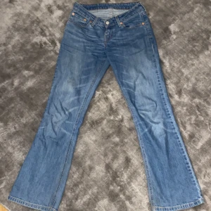 Levi’s jeans - Super fina jeans som tyvärr har blivit förkorta för mig, inga defekter! ❣️