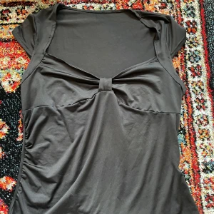Svart topp - En svart topp, köpt från en second hand affär. Passar storlek S-M. 