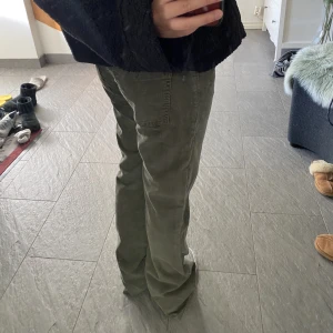 Gröna Jeans   - Lågmidjade jeans från GAP som är i Manchester material. För referens är jag 161, om du har fler frågor är det bara att skriva 🤍