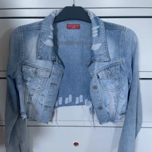 Jeansjacka  - Snygg jeansjacka använd Max 3 gånger. 