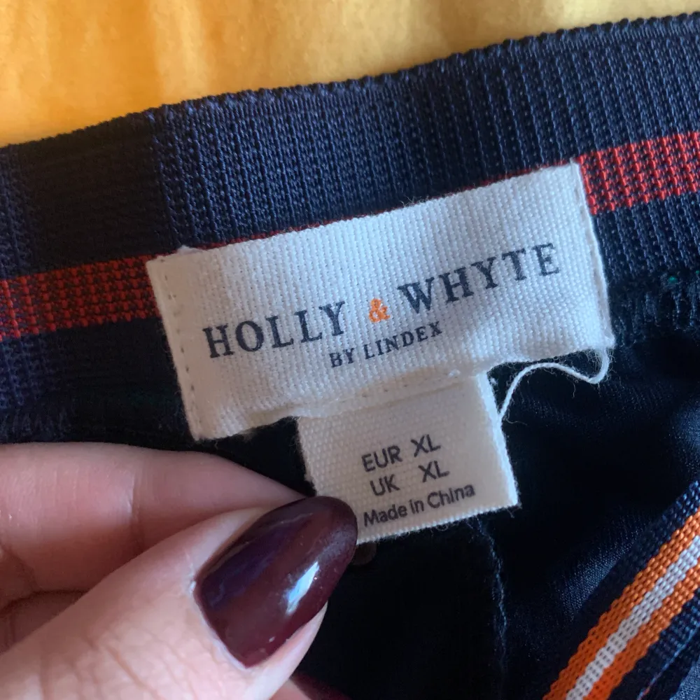 Kjol från Holly & Whyte.  Storlek: XL Material: Polyester Helt ny, men utan prislapp.. Kjolar.