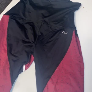 Träningtights  - Super sköna träningstights med hög midja! Bra skick! 