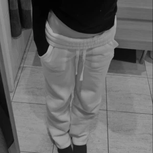 Lager 157 mjukisbyxor 🤍 - Mjukisbyxorma från lager 157 köpt för 200kr. Suuuper mysiga och snygga 🤍