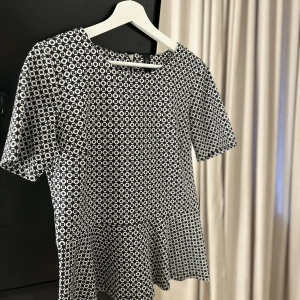 Topp - Svartvit top strl M 