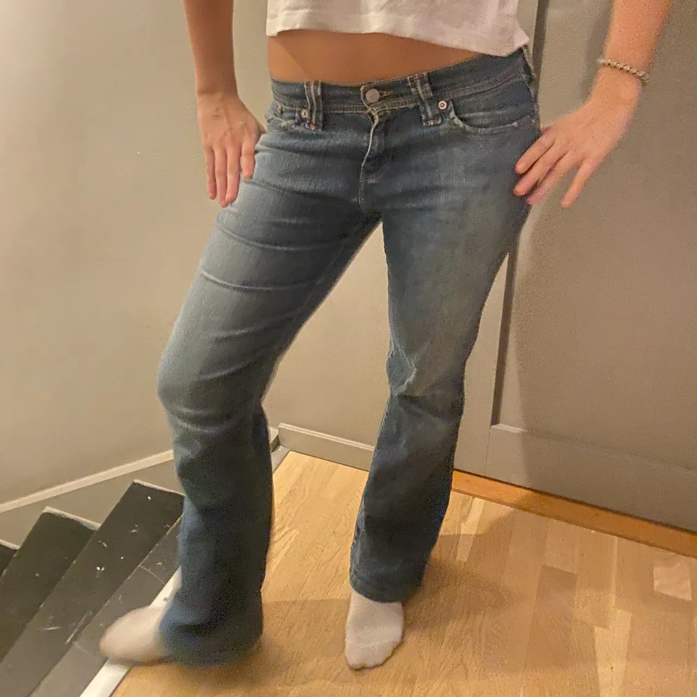 UR snygga Levis jeans, perfekta till vardags och fest!!! Köpta second hand och bara använda 2 gnr💘hon på bilden är 1.69 och de är perfekt längd på henne!. Jeans & Byxor.