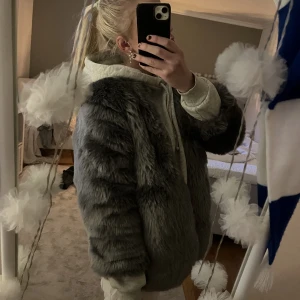 så söt trekvartsärmad pälsjacka  - inte såld! bud på 200kr❤️ så söt trekvartsärmad pälsjacka från howtokissafrog! perfekt till vintern, säljer för jag har för mycket jackor❤️ 