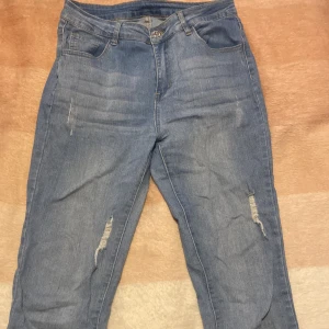 Jeans  - Ett par blåa jeans från SHEIN. Dom är bra i skick. Dom är uppvikta längst ner.