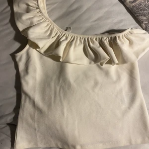 Topp - Så söt topp men volanger 