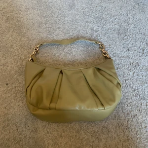 Väska - Säljer denna mini väskan i en jättefin grön färg perfekt till skolan och nu i höst 