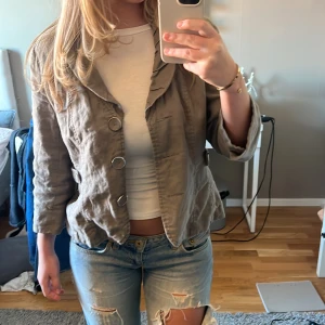 Trekvartsärms kappa - Snygg trekvartsärmad lite tunnare kappa i beige/brun💓