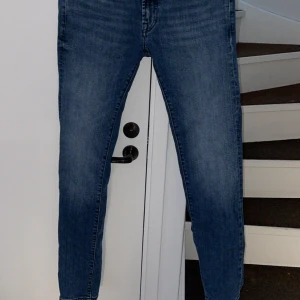 Slim jeans ifrån dressman  - Jeans i slim modell ifrån Dressmann använda 2 ggr jättefint skick st 29/32 nypris 699 kr 