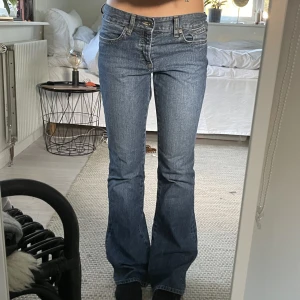 Lågmidjade bootcut jeans - Säljer dessa lågmidjade bootcut jeans från Mavi 