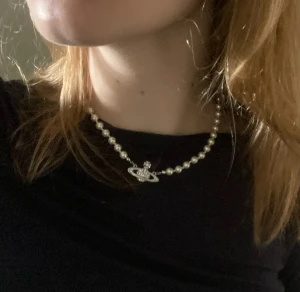 Vivienne Westwood pärlhalsband  - Jätte fint halsband från Vivienne Westwood, längd 34 cm. Dustbag och box ingår!