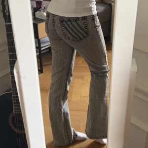 Stentvättade jeans - Säljer dessa jättecoola stentvättade midwaisted jeans i jättebra skick. Fina fickor och säljer endast för bra pris.