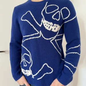 Zadig tröja - Säljer min Zadig & Voltaire tröja. 100% cashmere. Säljer pga att den inte kommer till användning. Nypris ca 5000kr. Väldigt bra skick, använd väldigt få gånger. 