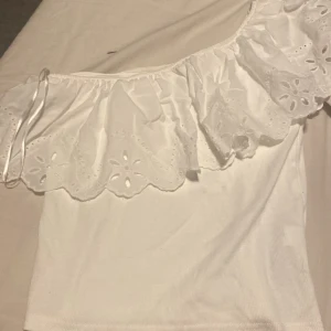 Topp  - En jätte fin zara top med volang och små detaljer vit och prydlig 