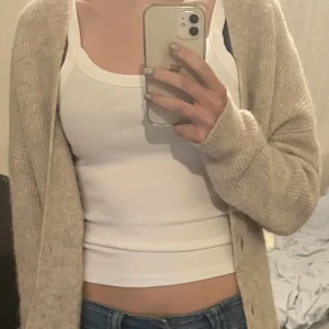 Beige kofta - Jättemysig kofta, perfekt nu till vintern. Nyskick och i storlek s men den skulle nog passa m och xs också, jag kan skicka fler bilder på 💕