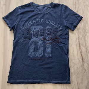 Guess tröja - Kortärmad tröja i nyskick. Använd 1-2 fånger. Stor i storleken. Fungerar på en 14-åring.