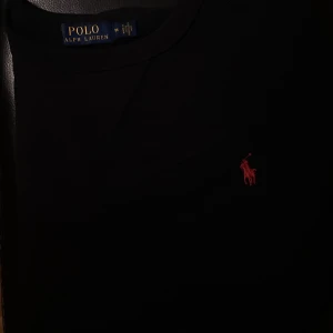 Polo Ralph Lauren Sweatshirt - Snygg ralph lauren sweatshirt som passar till det mesta och är varm och bra att ha till vintern och hösten. Finns inga tecken på slitage, fläckar eller defekter. Nypris 1595