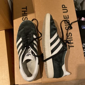 Adidas Gazelle  - Skit snygga gazelle adidas skor, står storlek 39 i, skulle mer säga att de är strl 37 eller 37,5. Skickas eller möts upp på Södermalm 💖