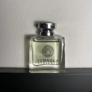 Versace parfym - Versace Versense 5ml  Nypris ca 125kr, mitt pris 30kr+frakt  Doftfamilj – Trä/Blommig mysk Toppnoter – Bergamott, grön mandarin, fikon, päron och citrusfrukter Mellannoter – Kardemumma, sjöliljor, narciss och jasmin Basnoter – Sandelträ, ceder, olivträd 