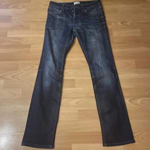 Ett par riktigt snygga jeans ifrån Jack and jones i straight fit. Pris kan diskuteras vid snabb affär.