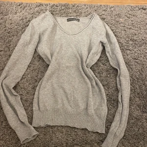 Tröja - Grå tröja från Atmosphere i storlek 34/36 fint skick och fin passform