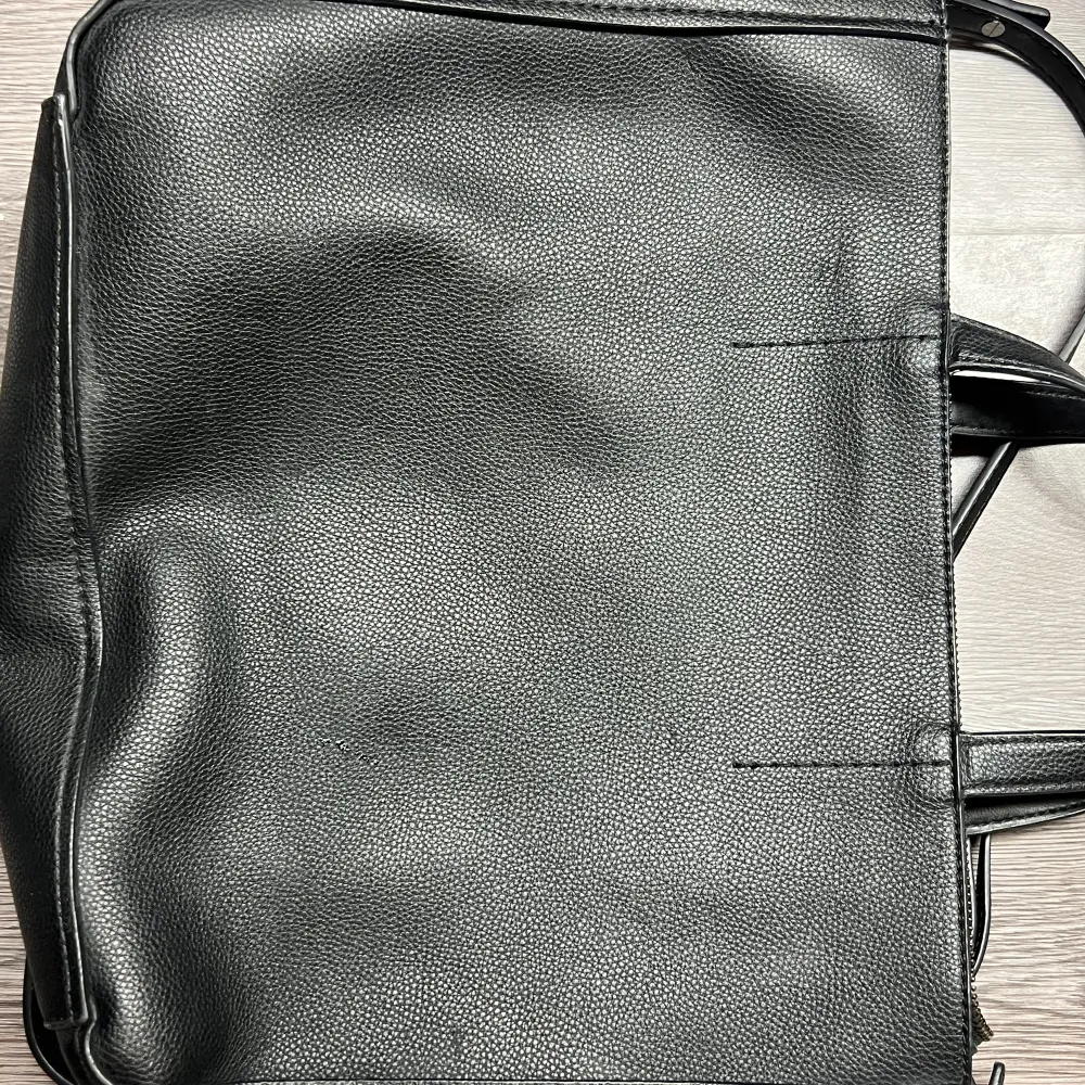 Äkta Calvin Klein väska i svart skinn! Köpt för över 1000kr!🖤. Väskor.