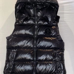 Moncler Genius: 2 - Säljer nu min Moncler väst då den blivit för liten. Detta är en specialutgåva från moncler och denna modell användes i serien Power, där en skådespelare i Curtis ”50 Cent” Jackssons grupp bar denna väst. Hör av dig vid eventuella frågor.