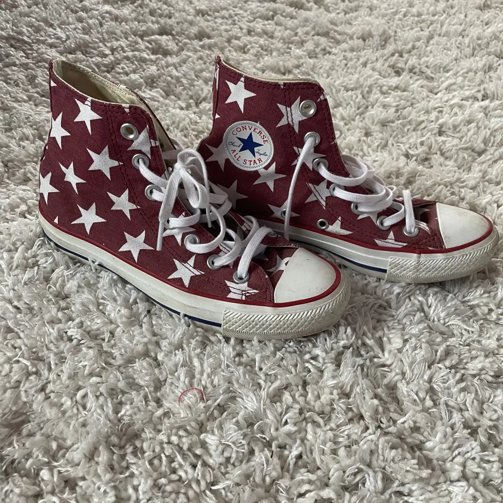 Säljer mina fina converse skor med stjärnor på!⭐️ de är i storlek 36.5 men passar 37/37.5 också🩷 inga defekter och helt vita snören. Passar perfekt till hösten❤️❤️. Skor.