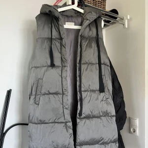 VÄST NEO NOIR - Väst från neo noir, grå, nästan lite skimrande. Supersnygg!  300kr