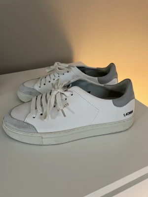 Axel arigato skor  - Axel arigato skor, använda ca 2ggr i stl 37,passar stl 38.