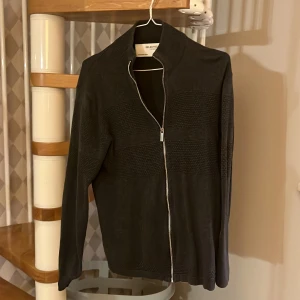 Zip tröja - En snygg tröja som inte är mycket använd så den är i bra skick.
