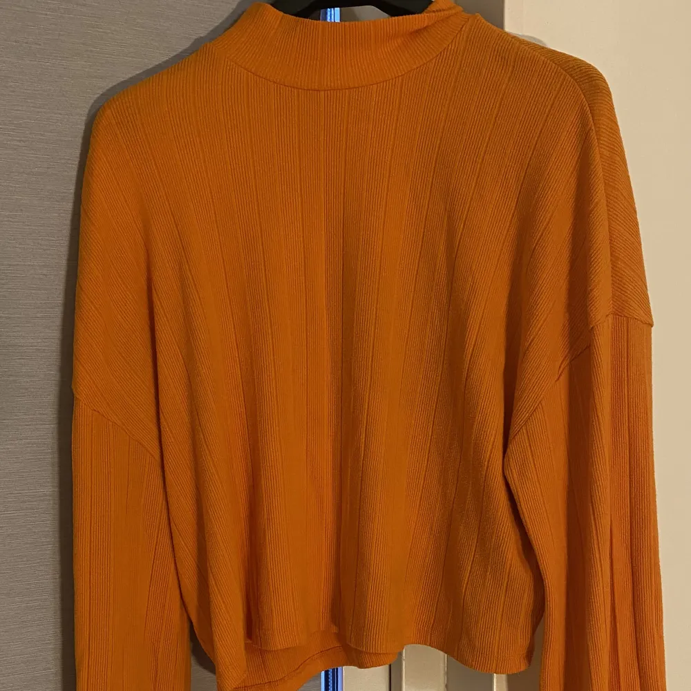 Säljer denna tröjan som passar perfekt under hösten.  Bra skick!. Tröjor & Koftor.