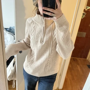 Tjocktröja från Emm - En super mysig tröja som är så mysig nu inför vintern. Den är i strl L men skulle säga att den är rätt liten i strl. Bra skick. Lite off-while i färgen. Skriv om ni vill ha fler bilder eller undrar något. Skriv gärna innan till mig innan du köper 💕