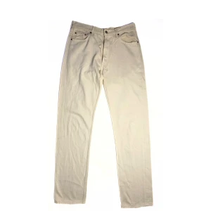 Levi’s 501 - Size: 32/35. Vit. Condition: Vintage. Alla jeans är uppmätta av oss! Har ni frågor eller funderingar är det bara slide DM, tveka inte!