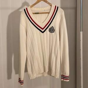 Stickad gant tröja - En krämvit stickad gant tröja i storlek xl. Tröjan är i bra skick och har inga hål eller andra defekter. Hör av dig för fler bilder eller frågor. 