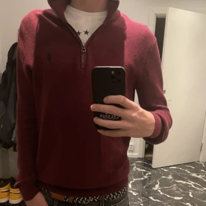 Ralph lauren zip vinröd  - Säljer nu en ralph lauren half zip tröja vinröd. Tröjan är i perfekt skick och har inga skador.  Storleken är Xs men passar S