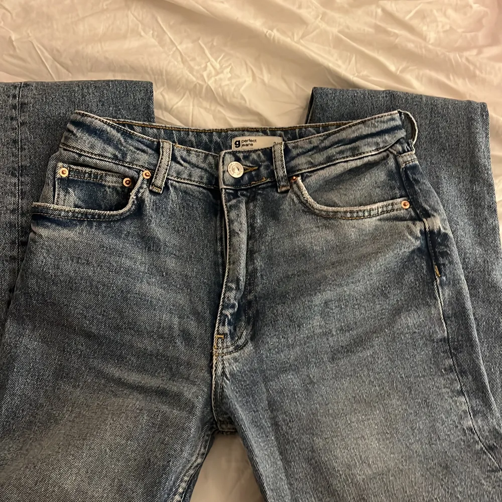 Midwaist jeans från Gina tricot 💓Modellen är straight jeans Använda en gång så i nyskick. Nypris 499kr. Jeans & Byxor.