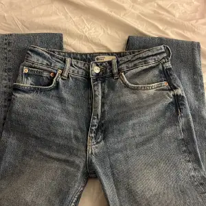 Midwaist jeans från Gina tricot 💓Modellen är straight jeans Använda en gång så i nyskick. Nypris 499kr