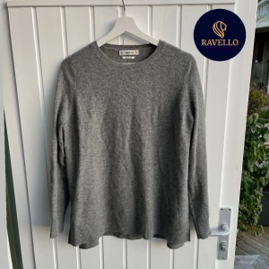 100% Kashmir tröja - Tja, nu säljer jag min snygga Kashmir tröja i 100% Kashmir för både killar och tjejer. Skicket på tröjan är 9/10 förutom att den är lite nopprig. Tröjan har en liten slits på vardera sida. Om du har en fråga så får du gärna höra av dig/ mvh Hugo😁