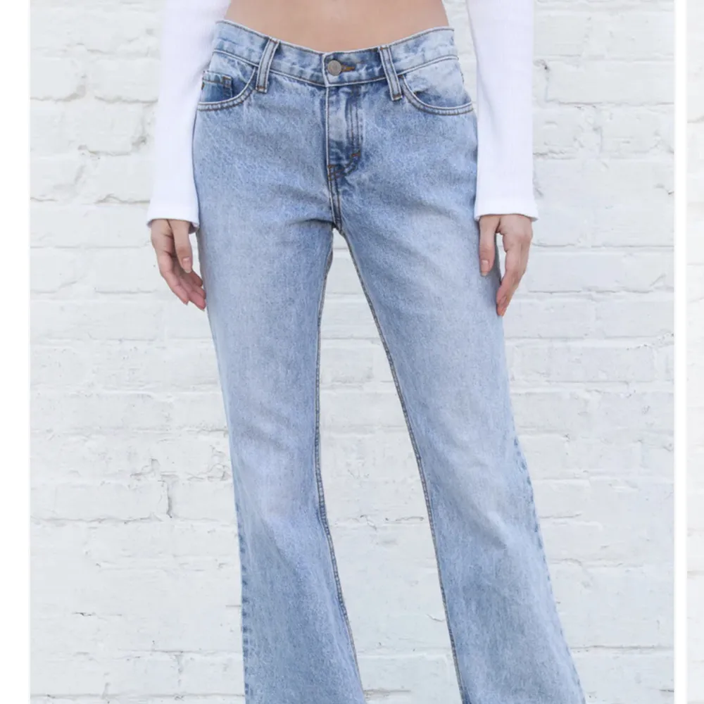 Slutsålda low waist jeans från Brandy Melville. Använda en gång och är i bra skick. Är i storlek S. Jag har sprättat upp dom längst ner så de skulle bli lite längre går att kontakta för bild. Köparen står för frakten😊. Jeans & Byxor.
