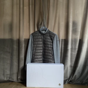 Moncler cardigan  - Ljusgrå moncler cardigan i 10/10 skick tyvär inte lyckats hitta kvittot då den är köpt på Nk i Stockholm men äkthetsbevis i form av qr koden kan lösas👍endast seriösa köpare skriv!